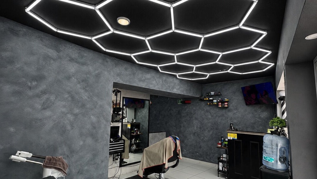 Techo hexagonal LED y muros de concreto de Estación 51